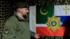 Апти Алаудинов со знаменем спецназа "Ахмат"