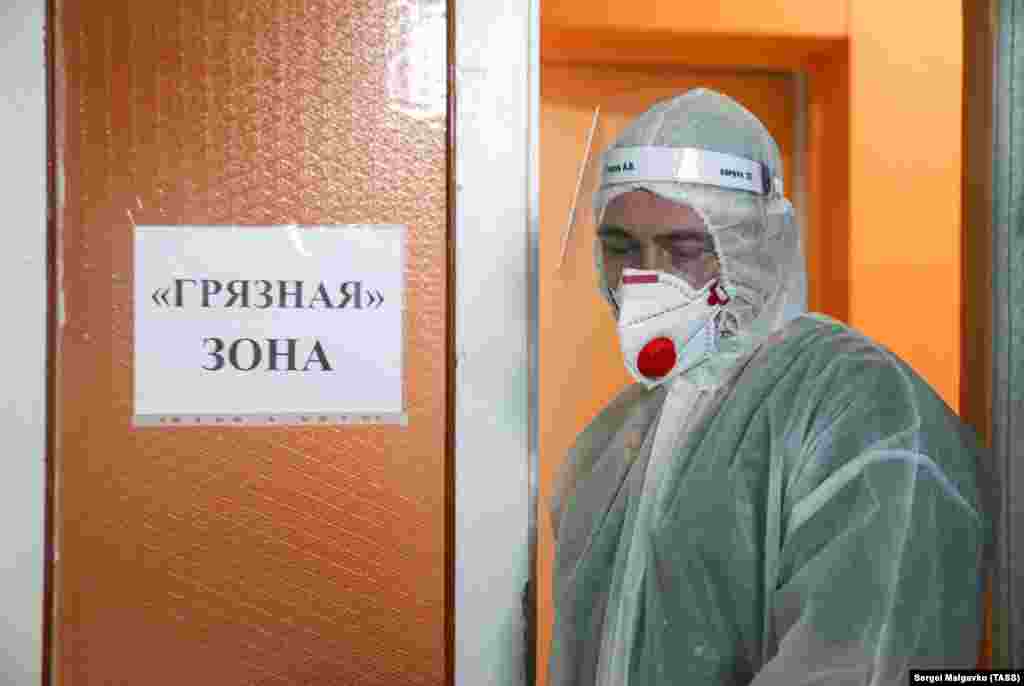 Медичний працівник на обході в «брудній зоні» санаторію «Прибой», переобладнаного в госпіталь для лікування пацієнтів із коронавірусною інфекцією