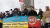 Нафис Кашапов (с флагом Татарстана) на митинге в Варшаве. Апрель 2022 года.