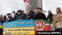Нафис Кашапов (с флагом Татарстана) на митинге в Варшаве. Апрель 2022 года.