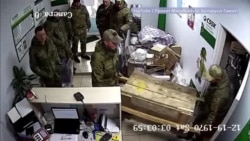 Российские мародёры с награбленным в офисе СДЭК Российские мародёры с награбленным в офисе СДЭК