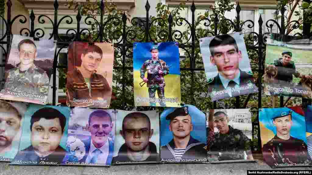 «Рік тому відбулась всеукраїнська акція «Нагадай про кожного». Минув рік. Жодна з проблем не вирішена. Звільнення полонених – не відбулося. Закон про статус полонених – не ухвалений. Єдиний реєстр зниклих безвісти – не створений. Пошукові групи – не організовані. Закон про військові злочини – не затверджений. Координація між постраждалими і владою – не відбувається», – заявили організатори акції