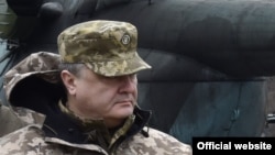 Президент Украины Петр Порошенко во время посещения Донбасса, 28 марта 2016 г.