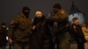 Спецподразделение полиции задерживает участницу несанкционированного митинга против QR-кодов.