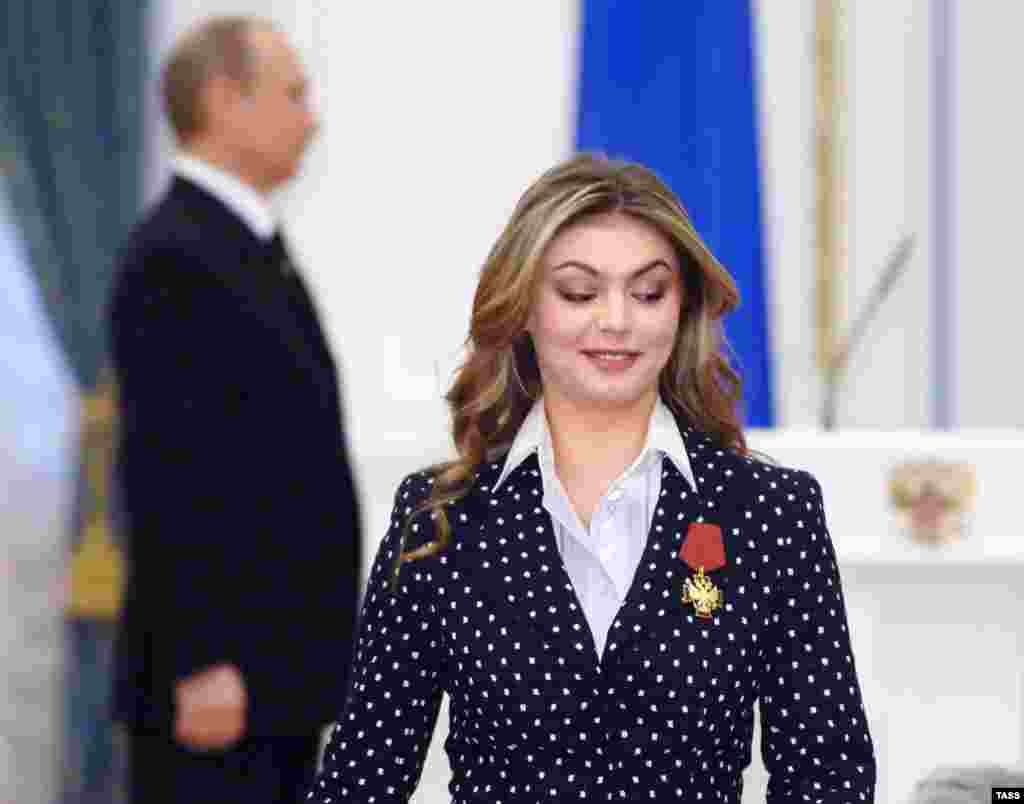 Владимир Путин и олимпийская чемпионка по художественной гимнастике Алина Кабаева на церемонии награждения в Кремле. Декабрь 2005 года 