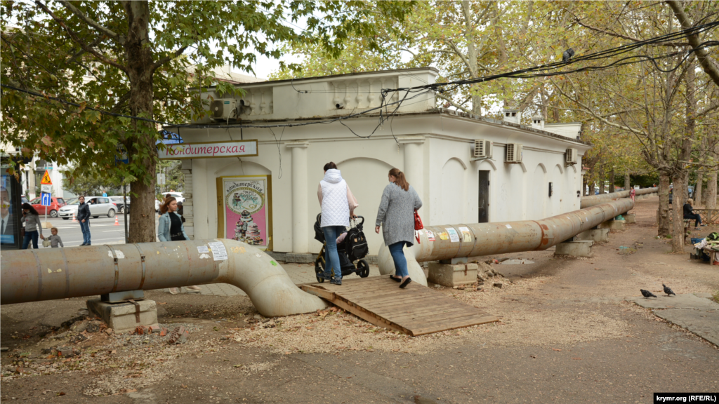Район транспортной остановки «Кинотеатр «Москва» на проспекте Острякова. В этом месте рабочие-ремонтники сделали удобный низкий переход для женщин с детскими колясками и людей с инвалидностью