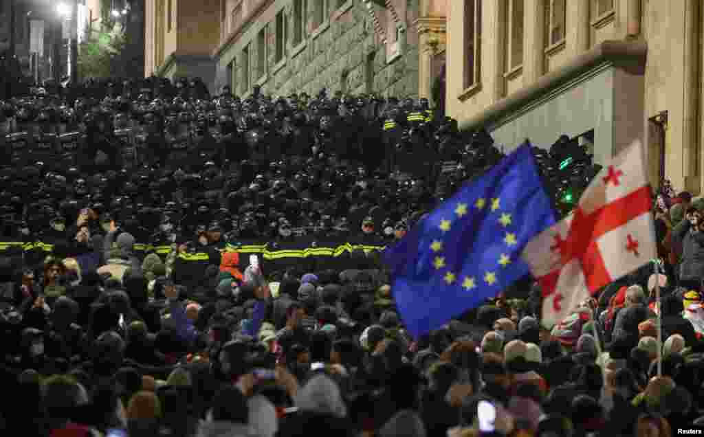 Учасники акції заявили, що рішення уряду є зрадою інтересів країни та порушенням статті 78 Конституції Грузії, де закріплене прагнення європейської інтеграції  