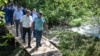 Рустам Минниханов осматривает водно-болотные угодья за парком Победы, август 2022 года.