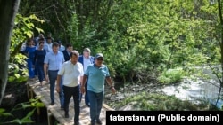 Президент РТ Рустам Минниханов и мэр Казани Ильсур Метшин инспектируют парк Победы, лето 2022 года.