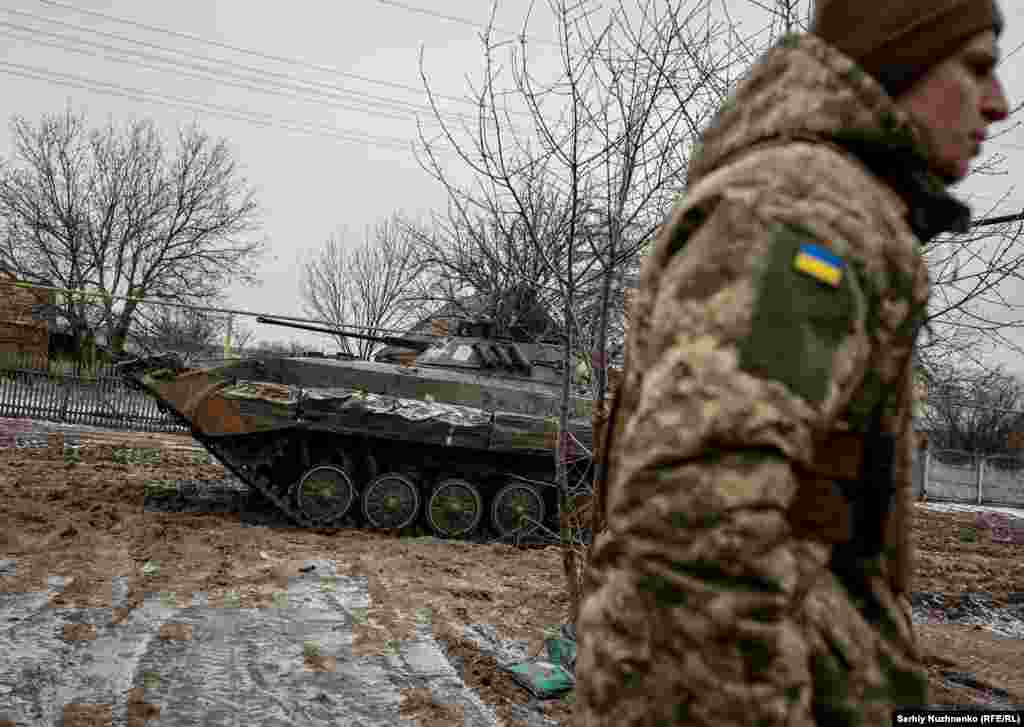 Украинский военный идет возле боевой машины пехоты БМП-2 недалеко от города Соледар, 14 января.  