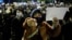 Манифестанты с белыми листами бумаги в руках, символом протеста. Пекин, вечер 27 ноября 2022 года