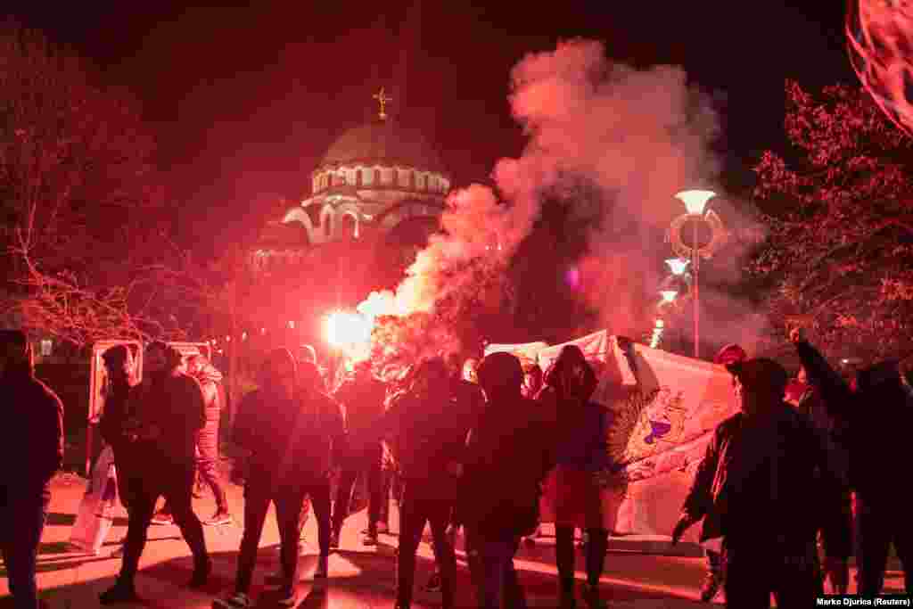 Manifestanții aprind rachete de semnalizare în timpul unui miting în sprijinul etnicilor sârbi, Belgrad, Serbia, 12 decembrie 2022.