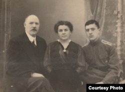 Николай Алексеевич и Екатерина Васильевна Кутуковы с сыном Леонидом. Петроград, февраль 1917.