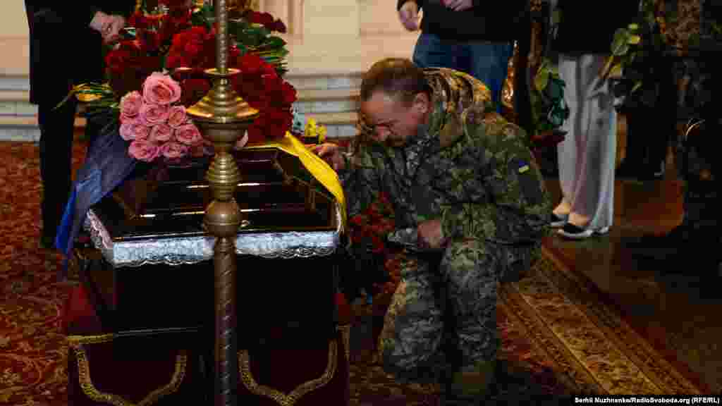 Бойові товариші прощаються із побратимом 