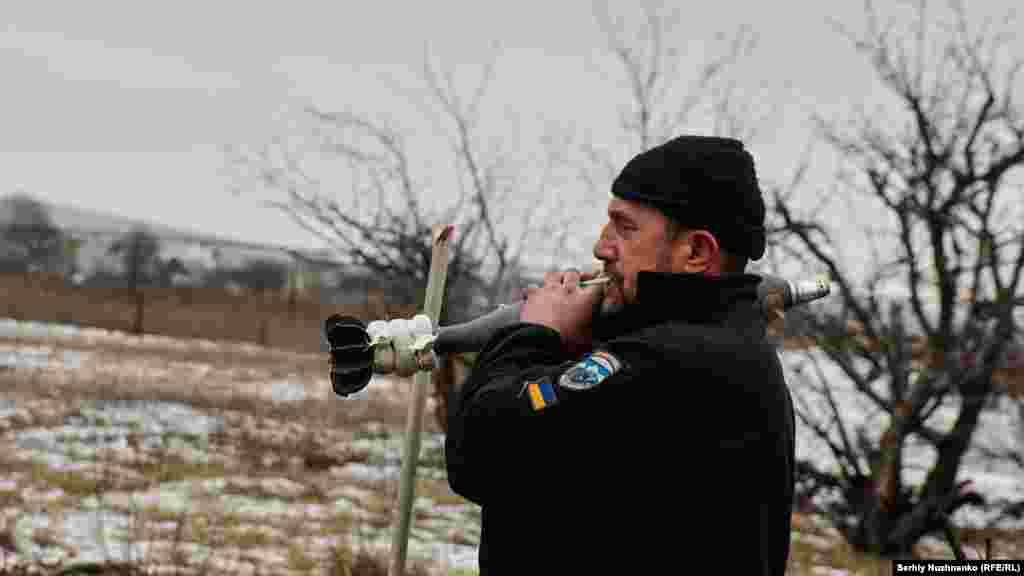 Украинский военный несет мину, которая будет выпущена по российским позициям возле Соледара 14 января. «Все полностью разрушено. Жизни почти не осталось. Чего Россия там добивается?» — спрашивал на прошлой неделе президент Украины Владимир Зеленский.