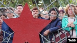 Родные мобилизованных на войну против Украины в Михайловске Ставропольского края. 2022 год