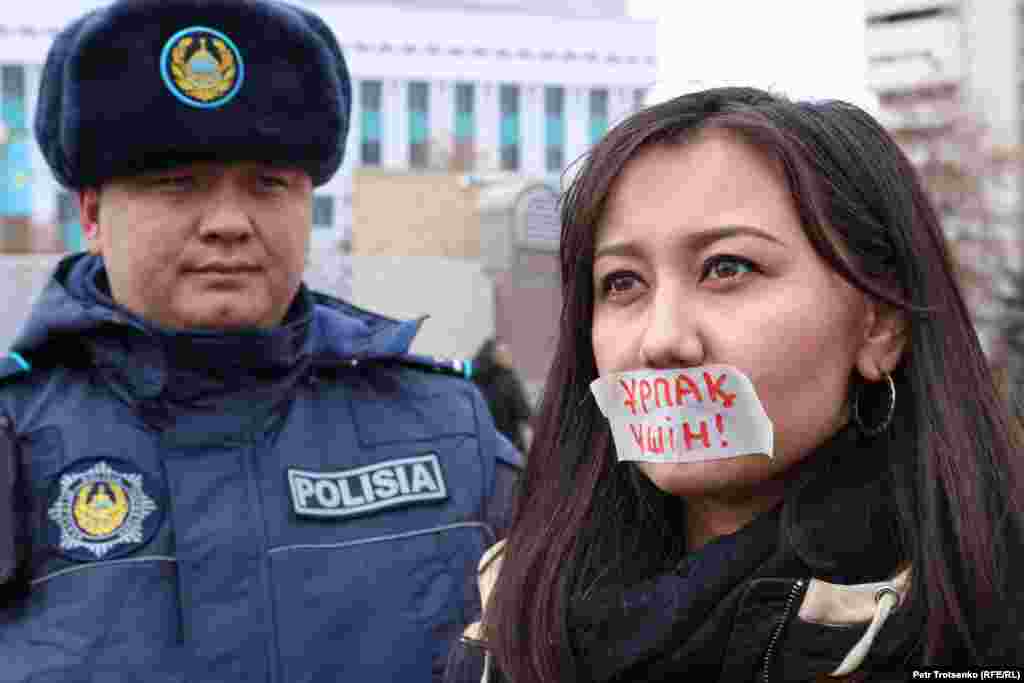 Активист движения "Оян, Казахстан!" (Проснись, Казахстан!) во время акции протеста в день президентских выборов в Алматы 20 ноября. (Петр Троценко, Казахстанская служба Радио Свобода)