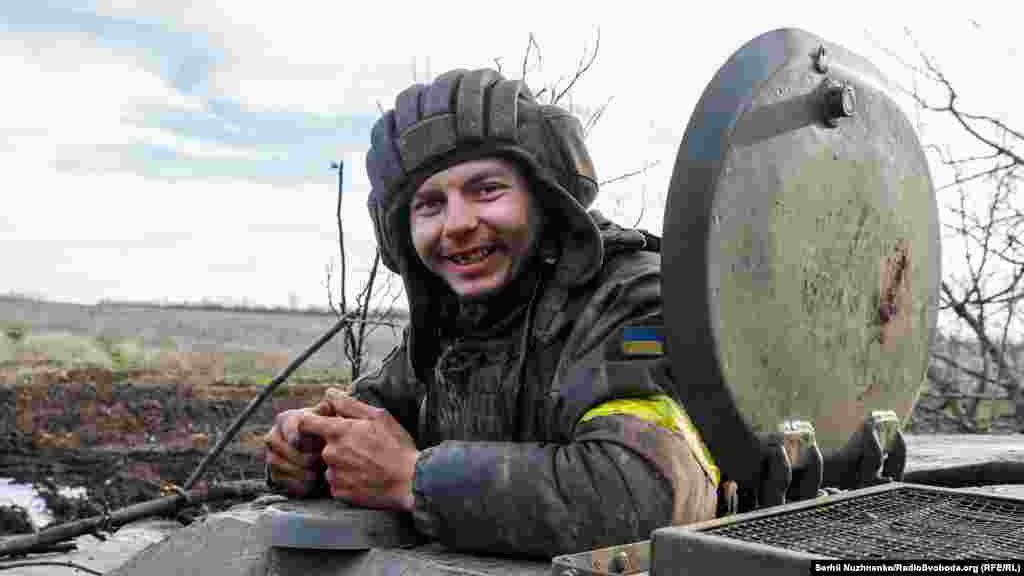 Механік водій САУ 2С1 Андрій посміхається після успішного виконання завдання, Бахмутський напрям, листопад 2022 року  «Дорогі солдати, сержанти й офіцери, працівники і ветерани Збройних сил! Я гордий служити своїй державі пліч-о-пліч з вами. Гордий бути вашим головнокомандувачем у цей важкий час. Я вірю в кожного з вас і в нашу Перемогу. Сердечно вітаю із Днем Збройних сил України!», – написав головнокомандувач ЗСУ Залужний у Telegram.  
