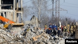 В России скорбят и обвиняют друг друга в гибели российских военных в результате украинского ракетного обстрела Макеевки
