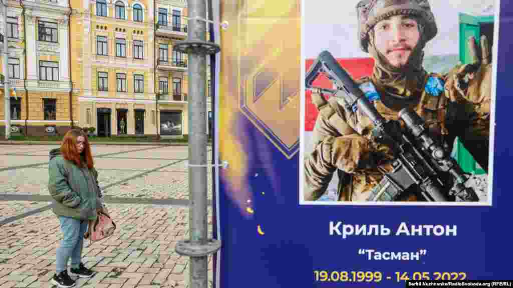 Вулична виставка на Софіївський площі у Києві «Полк «Азов» – Янголи Маріуполя».  Виставка присвячена захисникам і захисницям із підрозділу «Азов» Національної гвардії України, які віддали свої життя, обороняючи Маріуполь від російських загарбників. Жовтень 2022 року 