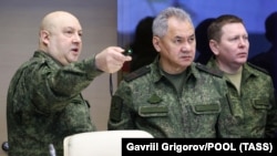 Заместитель командующего российской группировкой в Украине генерал Сергей Суровикин (слева) и министр обороны РФ Сергей Шойгу (в центре), 16 декабря 2022 года