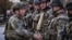 Александр Сырский пожимает руки украинским военным в Лимане после освобождения города от российской оккупации, октябрь 2022 года