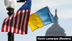 Украинский и американский флаги у Капитолия по случаю визита в США президента Украины Владимира Зеленского. Вашингтон, 21 декабря 2022 года