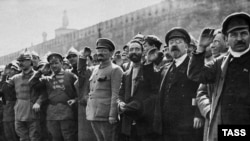 Большевистские лидеры во время парада на Красной площади. 1 мая 1922 г.