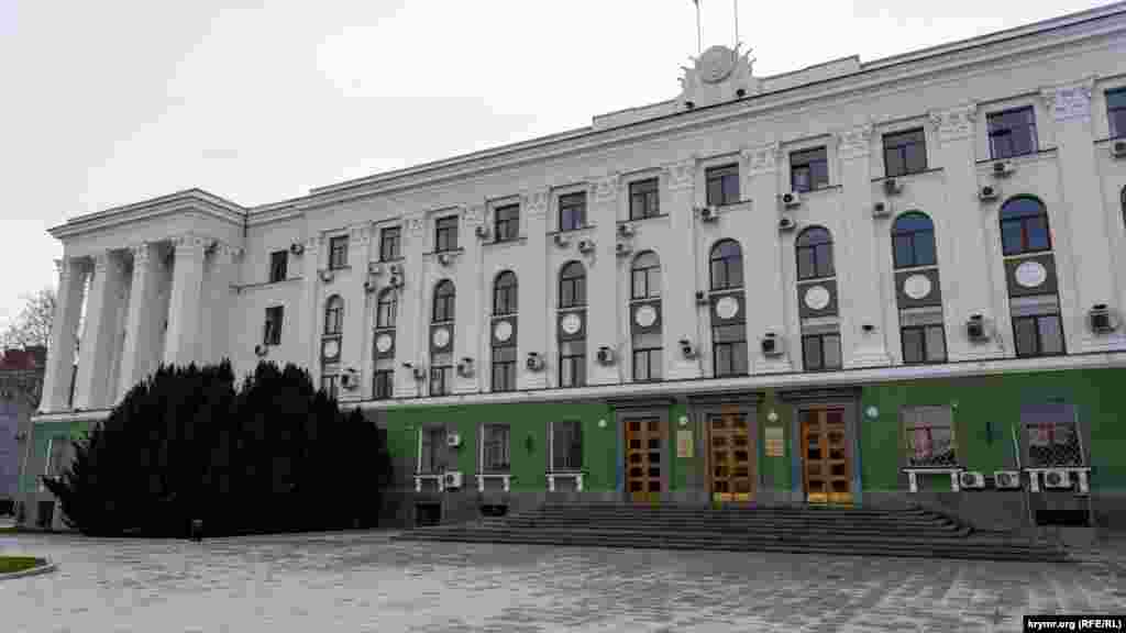 У парадного входа здания крымского Совмина, под кустом, исчезла инсталляция «Крым. Россия. Навсегда», которая там была установлена еще в 2014 году