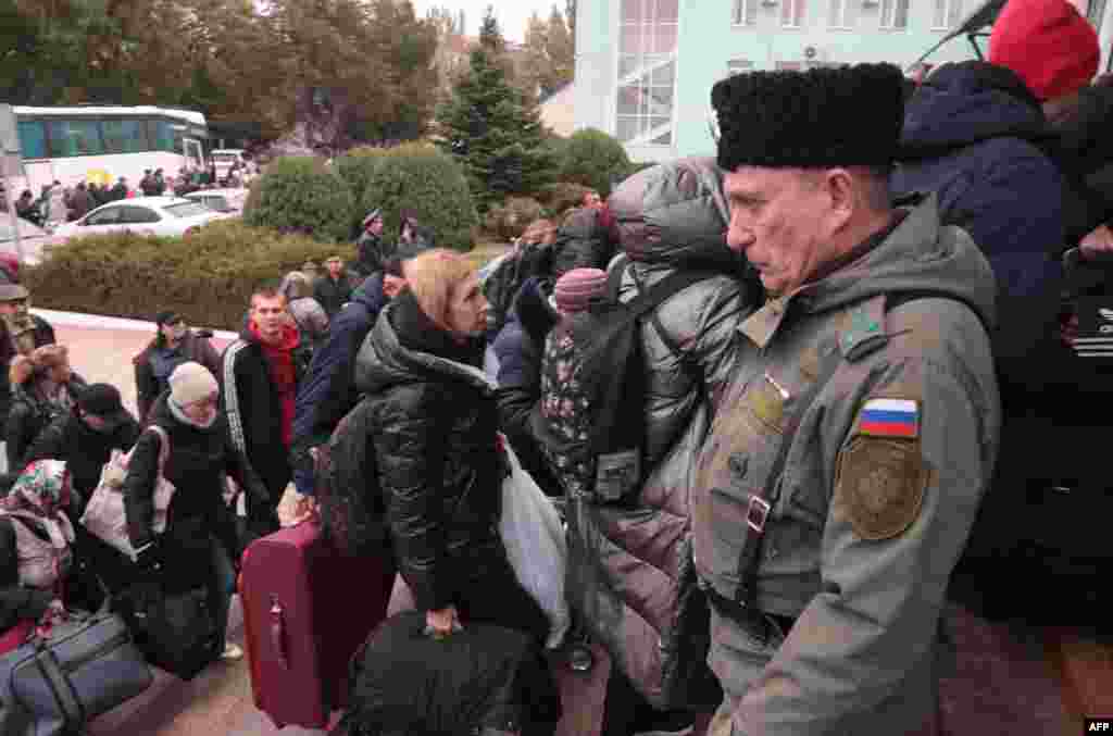 Гражданские лица из Херсона прибывают на железнодорожный вокзал Джанкой в аннексированном Россией Крыму, чтобы дождаться отправки в Россию 21 октября. Аналитики говорят, что одной из причин «официальных» призывов к людям покинуть город в последние несколько дней является то, что местные жители могли бы помочь украинским силам, если они продвинутся в город.  