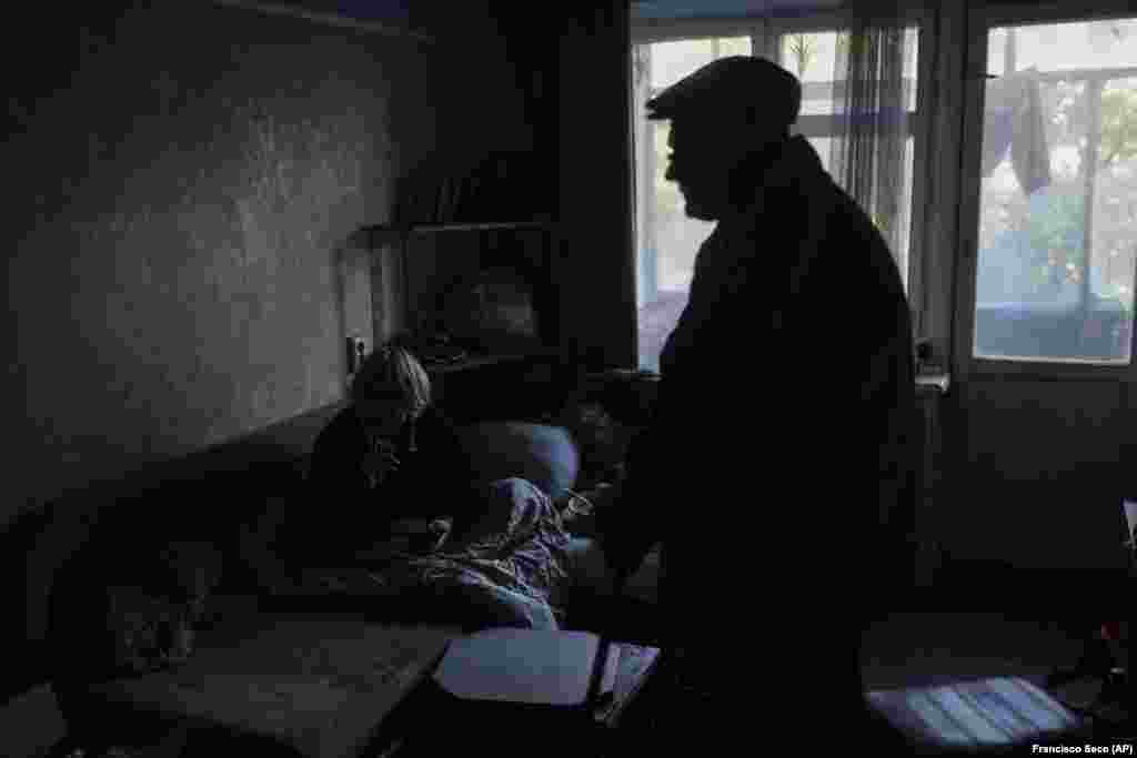 У темній та тісній квартирі мати Антона (ліворуч) сидить на дивані під ковдрою, поруч тарілки із зіпсованою їжею. Зоя Севрукова каже, що ось уже сім років вона прикута до ліжка і більшу частину часу проводить сидячи, розкладаючи пасьянс старою колодою карт. «Наразі дуже холодно. Якби не мій син, я замерзла б давно»