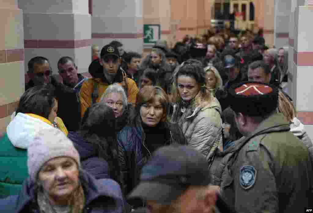 Жители Херсона на вокзале в Крыму в ожидании отправки в Россию, 20 октября. Кирилл Буданов, глава украинской военной разведки, говорит, что, возможно, публичная эвакуация жителей из Херсона может быть способом вовлечь Украину в дорогостоящую кровавую битву за город. .  