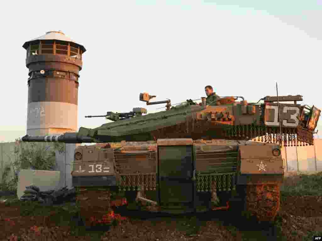 Израильский танк патрулирует границу с сектором Газа, 5 января 2009.