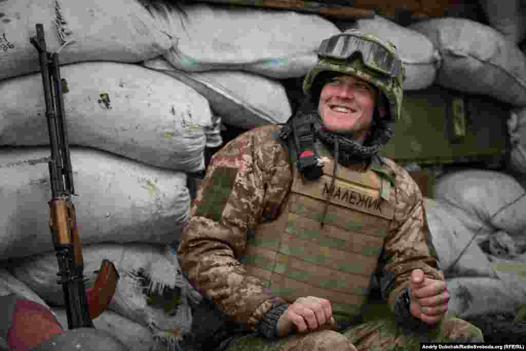 «Малєжик» Цей солдат із позицій під Водяним, що на Донеччині, теж із морпіхів.  Про те, як йому з побратимами служиться, читайте тут.  