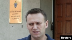 Алексей Навальный у здания Следственного Комитета в Москве, 13 июня 2012