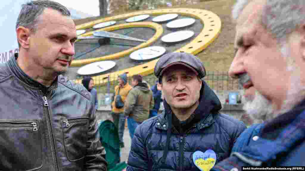 Колишній політв'язень Кремля, режисер Олег Сенцов, кримський актор та режисер Ахтем Сеїтаблаєв та голова Меджлісу кримськотатарського народу Рефат Чубаров на акції в центрі Києва