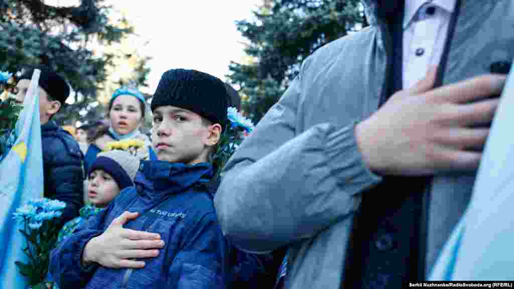 На акції пам'яті виконали гімни кримських татар та України