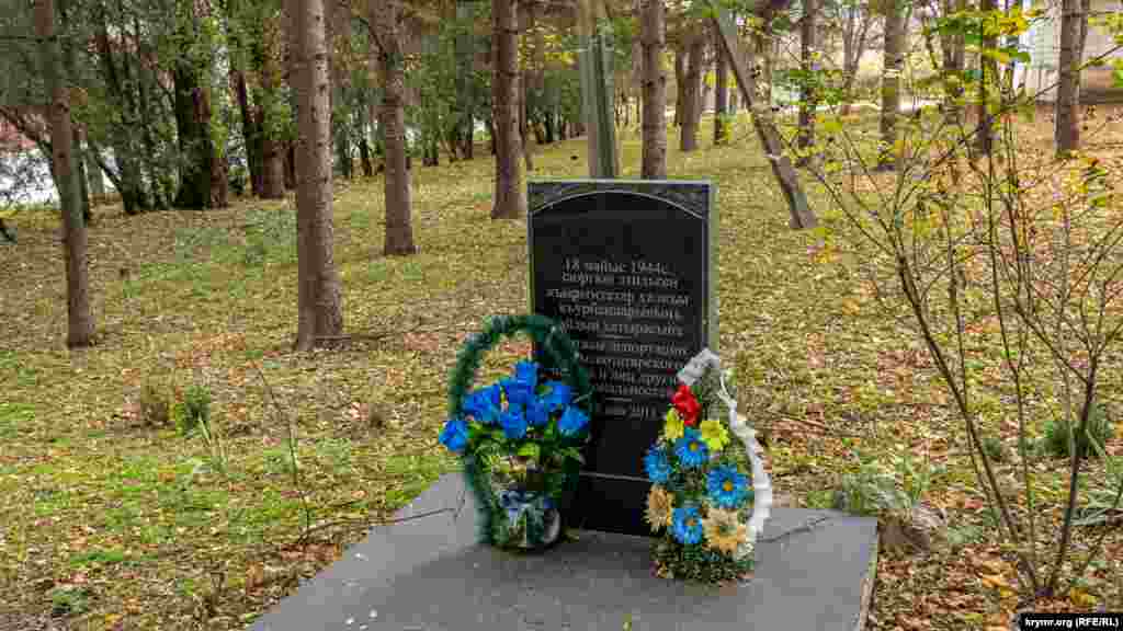 Мемориальный камень в память жертв сталинской депортации в сельском сквере. 18 мая 1944 года в Среднюю Азию депортировали из тогдашнего Бахчи-Эли всех жителей из числа крымских татар,а через месяц, 20 июня, – армян, греков и болгар. Вместо них в село завезли переселенцев из Тамбовской и Курской областей России