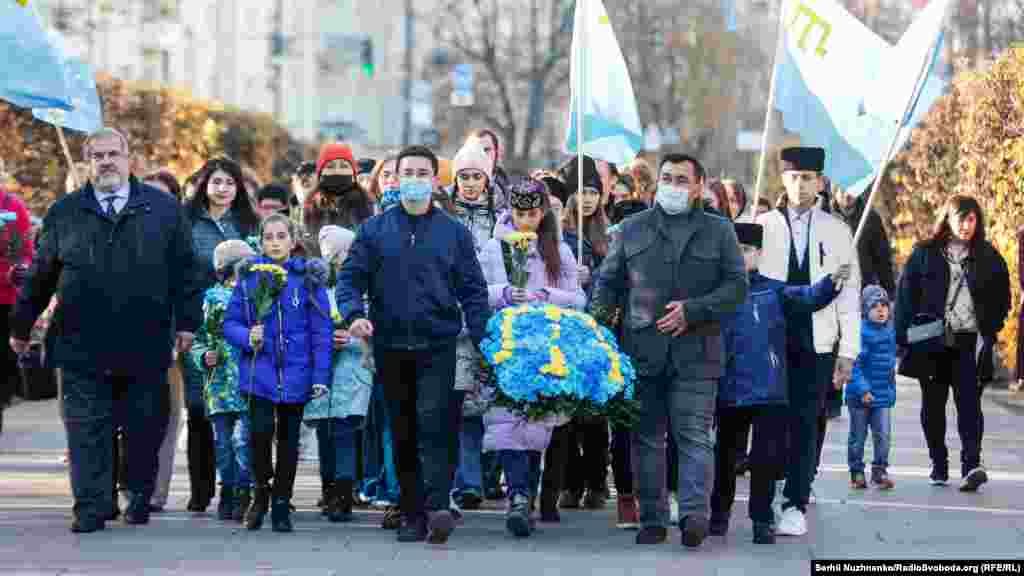 У церемонії покладання квітів до пам'ятника Амет-Хану Султану взяли участь представники Меджлісу кримськотатарського народу, державні та громадські діячі України