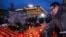 Участник акции "Возвращение имён", приуроченной ко Дню памяти жертв политических репрессий, у Соловецкого камня. Архивное фото
