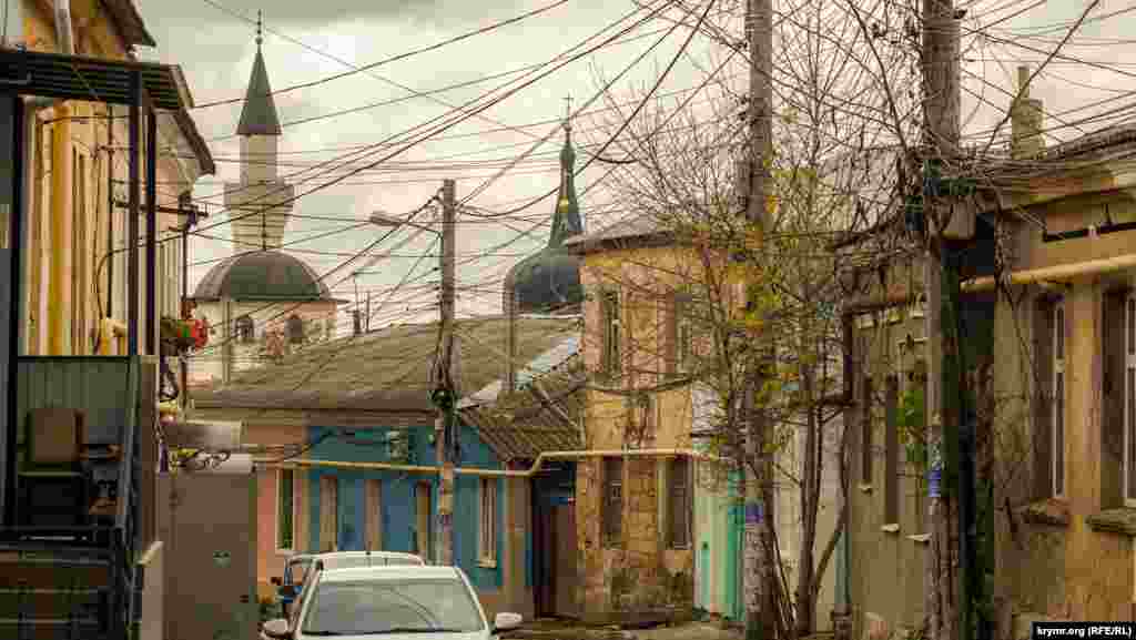 С улицы Курчатова хорошо виден минарет мечети XVI столетия Кебир-Джами – старейшего здания Симферополя