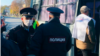 Российские силовики задерживают людей, пришедших протестовать под здание суда, выносящего приговоры в отношении крымских мусульман. Симферополь, 21 октября 2021 года