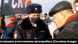 Задержание участников автопробега в Омске