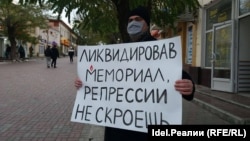 An activist in the Russian city of Astrakhan takes part in a protest against the closure of Memorial on November 14.