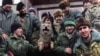 Президент Чеченской Республики Ичкерия Джохар Дудаев и генерал Висхан Шахабов салютуют во время парада в честь третьей годовщины независимости от России, 6 сентября 1994 года<br />
<br />
<em>Какие варианты решения чеченской проблемы рассматривались в Кремле? Ведущий подкаста "Хроники Кавказа" Майрбек Вачагаев<strong> <a href="/a/chechenskiy-vopros-pochemu-eljtsin-ne-smog-dogovoritjsya-s-dudaevym/33202492.html" target="_blank">обсуждает</a> </strong>их с бывшим российским политиком Евгением Савостьяновым</em>