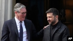 Премьер-министр Великобритании Кир Стармер (слева) и президент Украины Владимир Зеленский