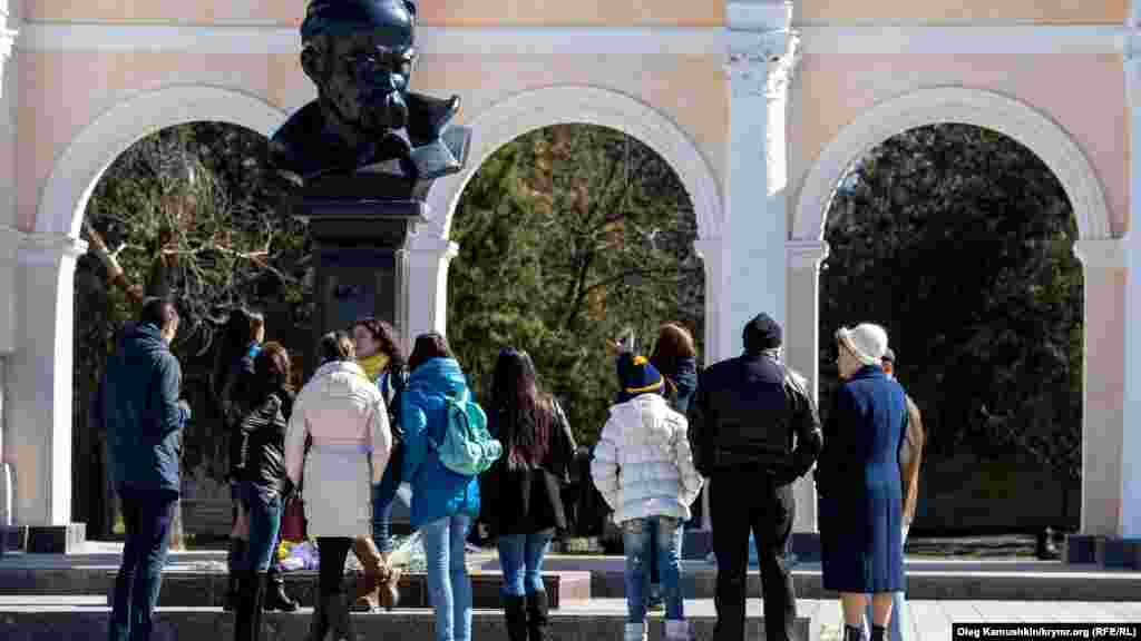 Березень 2015 року. Півострів анексований Росією. Уже через рік від 200-річчя Шевченка в Криму стали неможливі українські мітинги і збори. Російська влада заборонила проводити заходи біля пам’ятника Шевченкові. Активісти збираються в іншому місці – парку імені Гагаріна