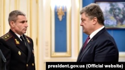 Командующий ВМС ВСУ Игорь Воронченко и президент Украины Петр Порошенко