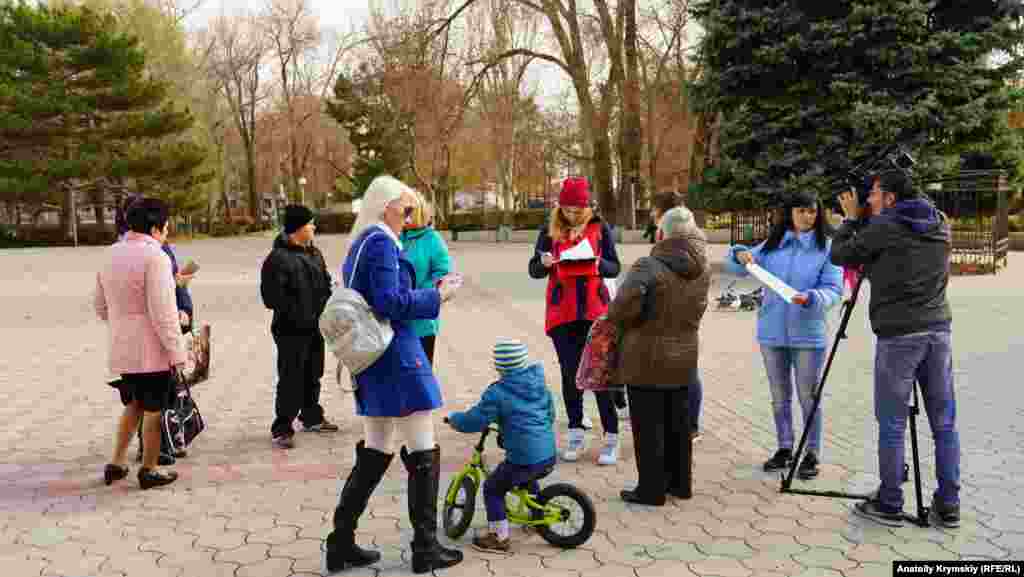 В нескольких метрах от ярмарки, перед Центром культуры и досуга «Титан», неравнодушные горожане собирали подписи под письмом российскому президенту Владимиру Путину об экологической ситуации в Армянске