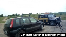 Машина съемочной группы заблокирована машиной охраны угольного разреза "Березовский"